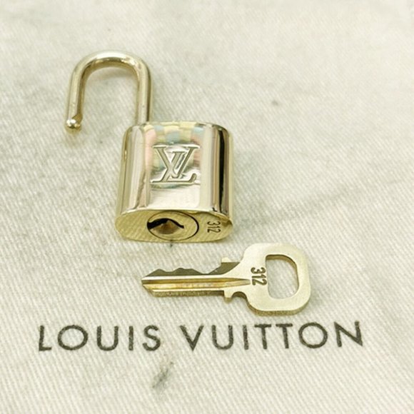 LOUIS VUITTON LV 10 SET PADLOCK KEY CHARM CADENA GOLD-PLATED FRANCE 35JF465 - Picture 3 of 4
